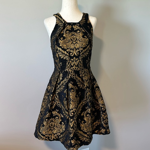 Gianni Bini Dresses & Skirts - Sz S Gianni Bini gold and black tapestry jacquard print sleeveless dress
